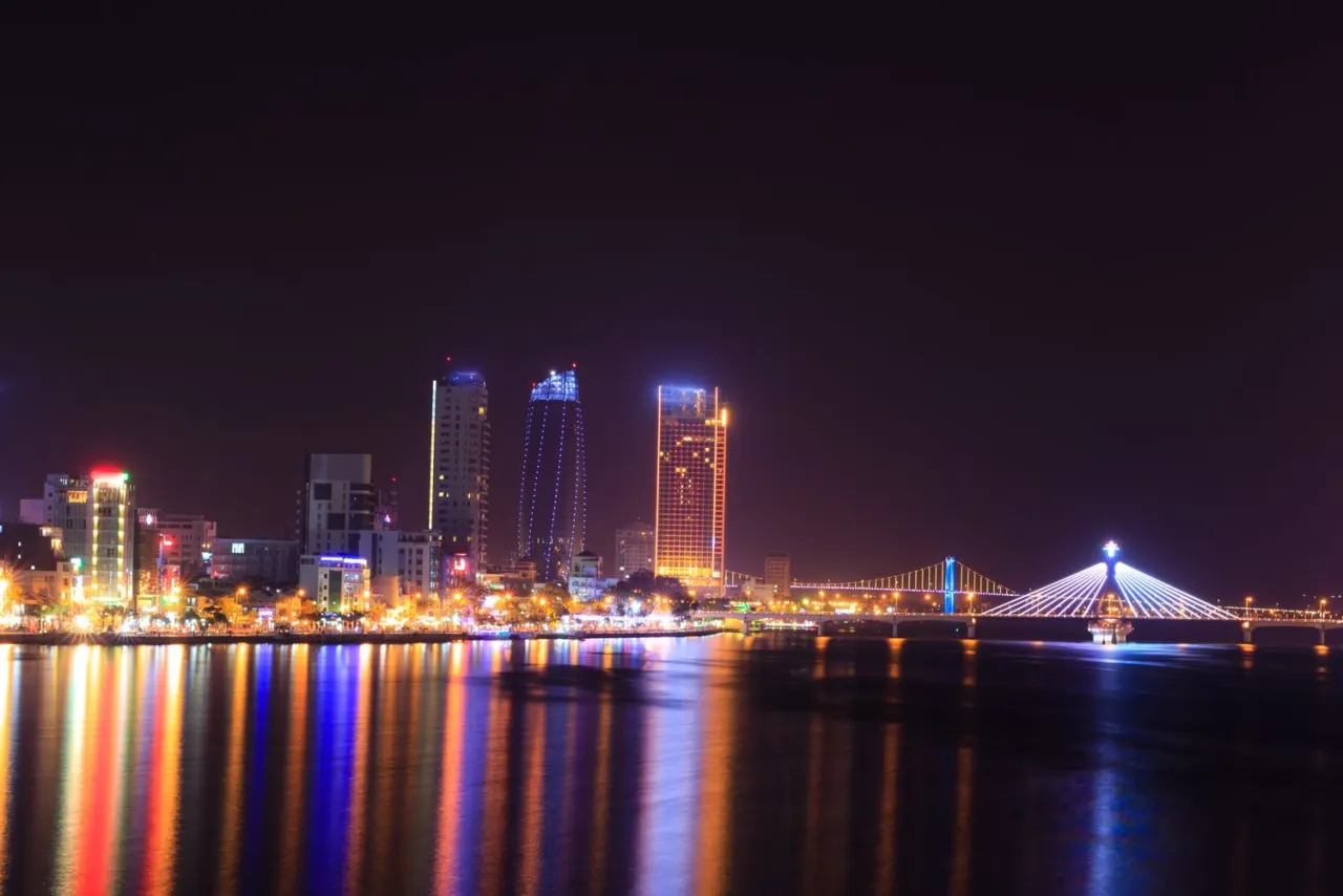 Sông Hàn Đà Nẵng về đêm, khu vực trung tâm nơi Landcom triển khai dự án