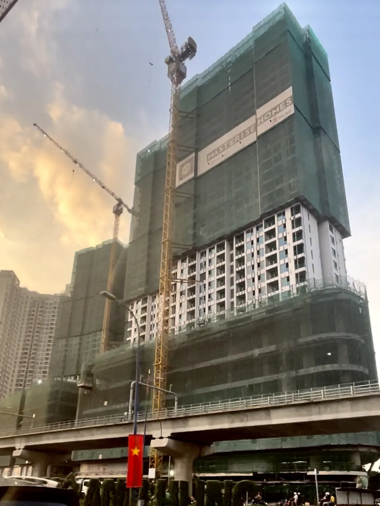 Masteri Lumière Riverside đang thi công, biển hiệu Masterise Homes gắn trên mặt tiền công trình