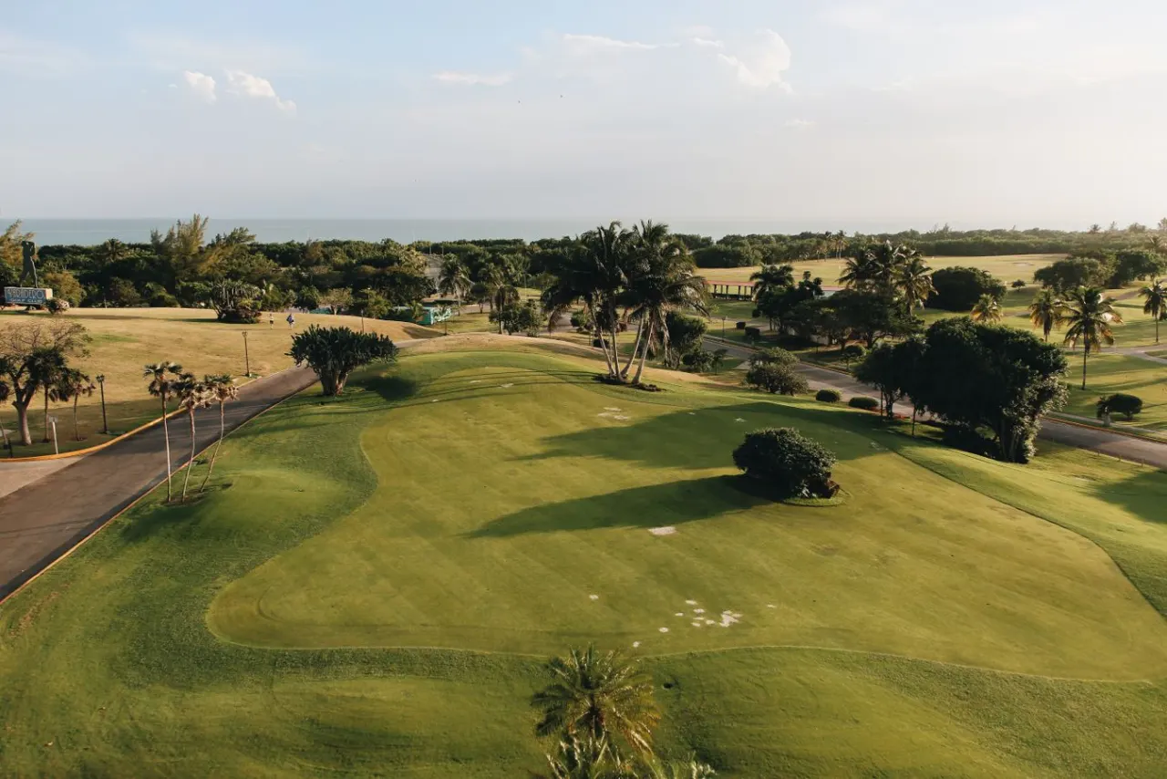 Sân golf ven biển nhiệt đới, minh họa loại hình bất động sản gắn với tiền thân New Town