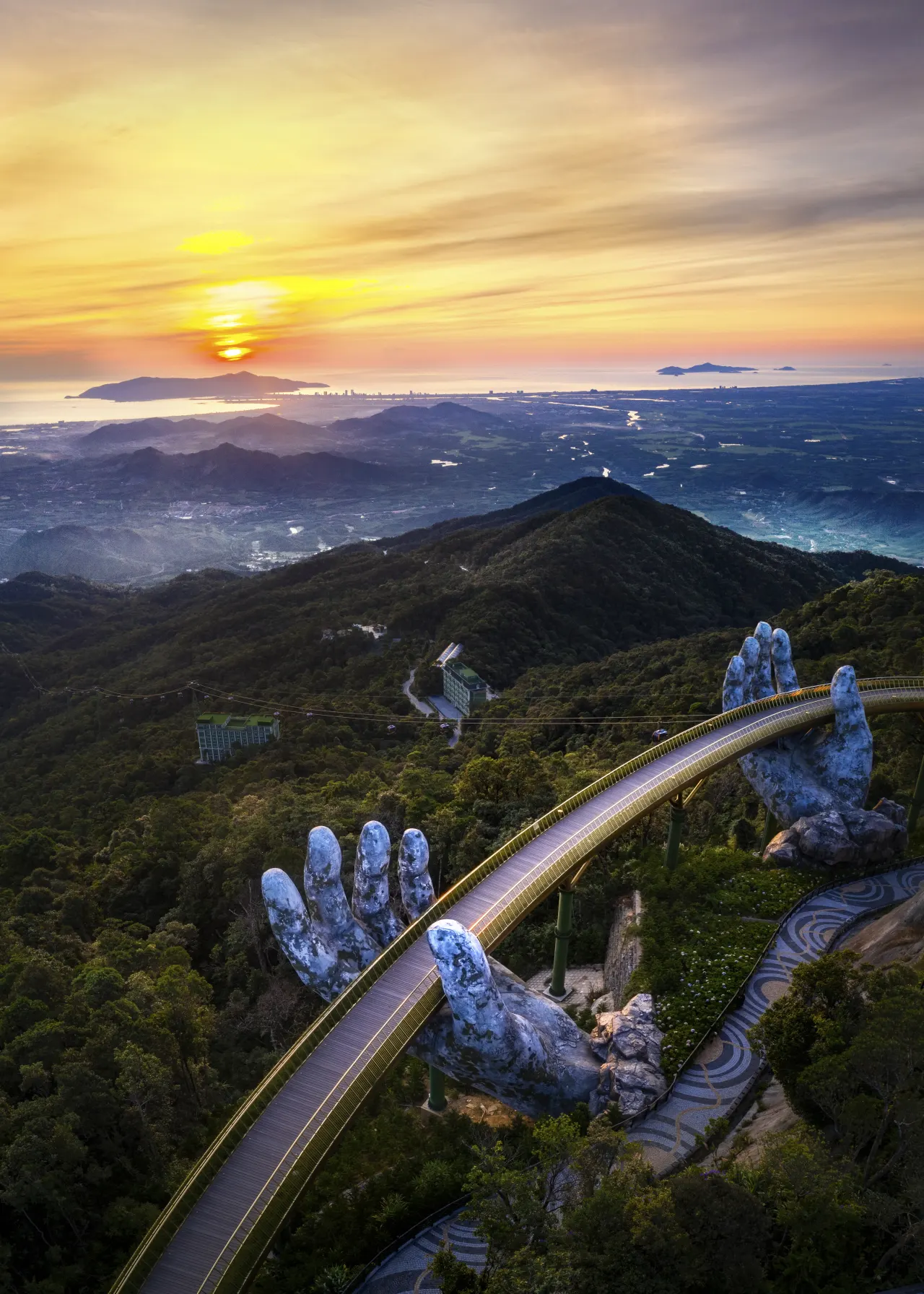 Cầu Vàng tại Sun World Ba Na Hills, công trình biểu tượng của Sun Group