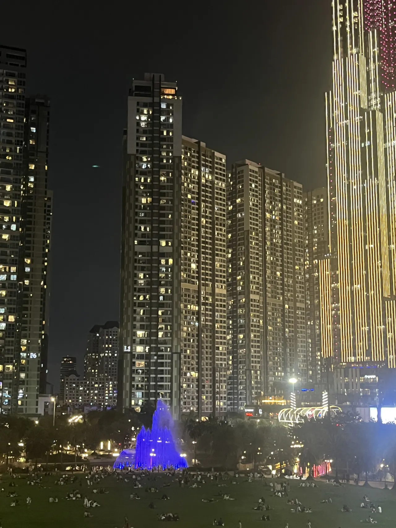 Các tòa tháp căn hộ Vinhomes Central Park về đêm, Bình Thạnh, TP.HCM