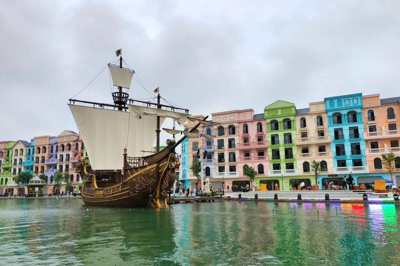 Khu vui chơi Grand World với thuyền cổ và dãy nhà phố màu sắc tại Vinhomes Ocean Park 3