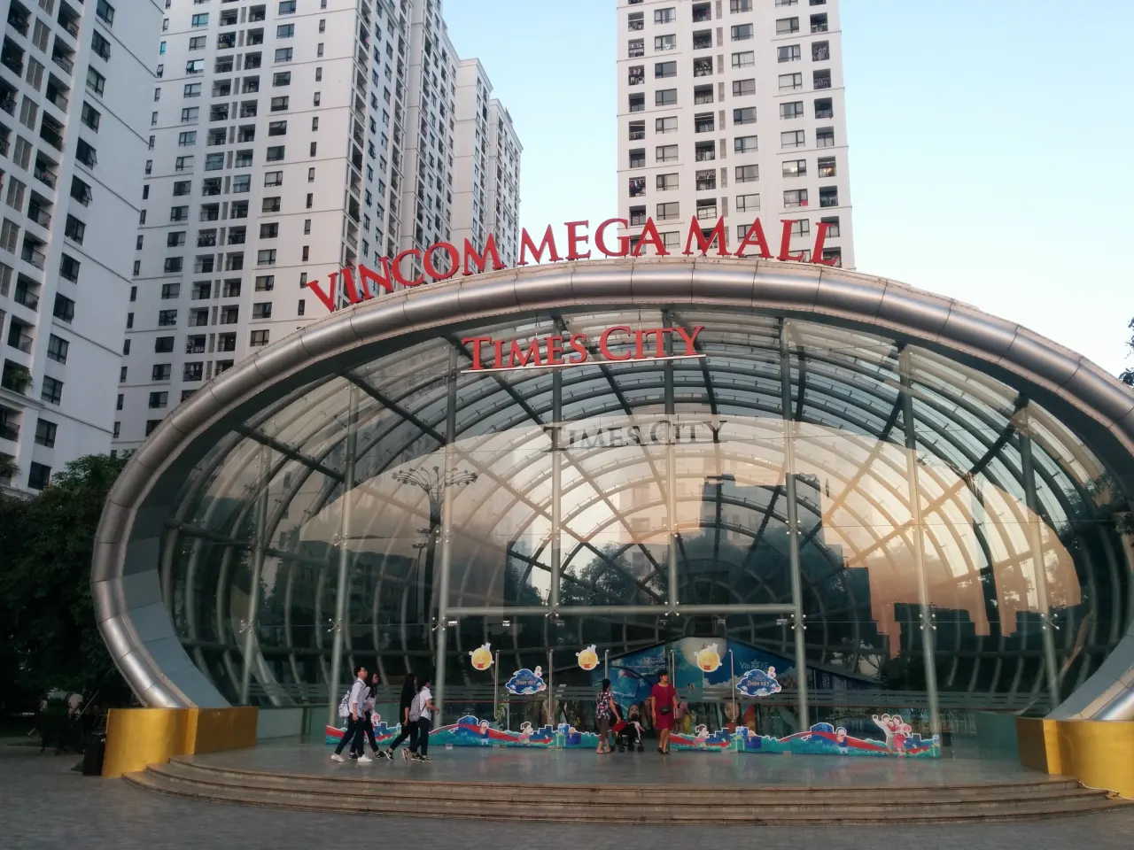 Lối vào Vincom Mega Mall tại khu đô thị Vinhomes Times City, Hà Nội