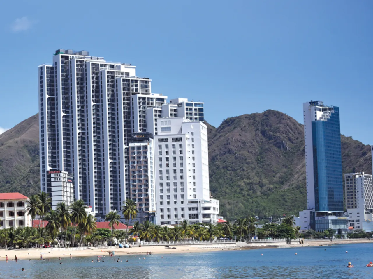 Các tòa chung cư condotel ven biển nhìn từ bãi biển