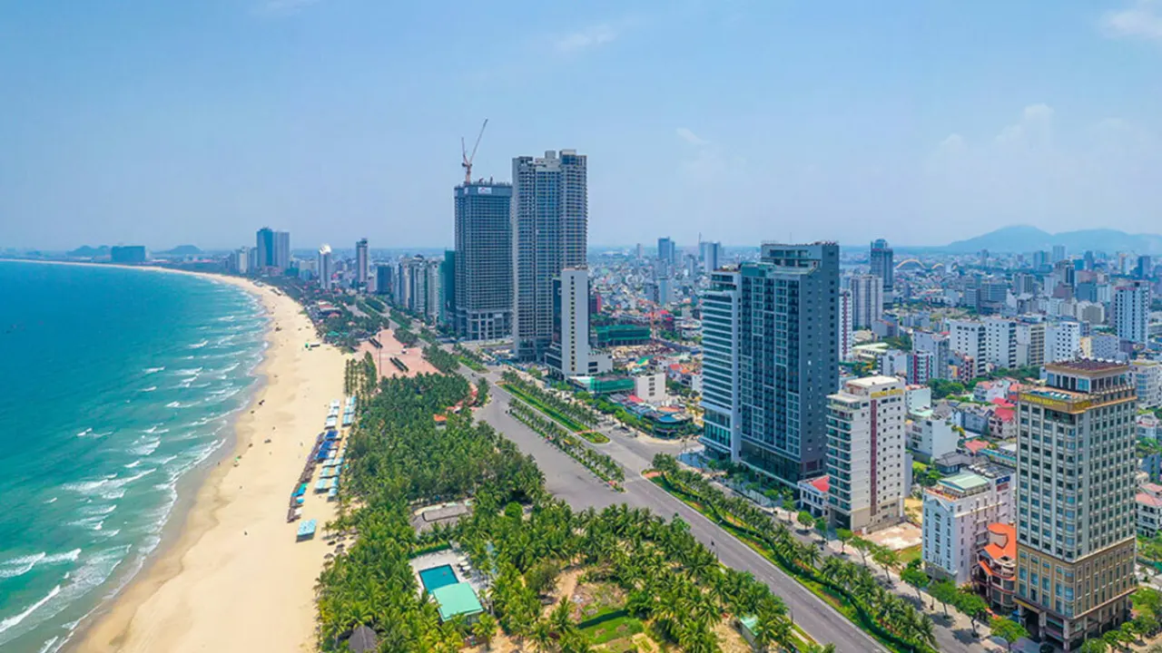 Bãi biển và các tòa condotel cao tầng nhìn từ trên cao