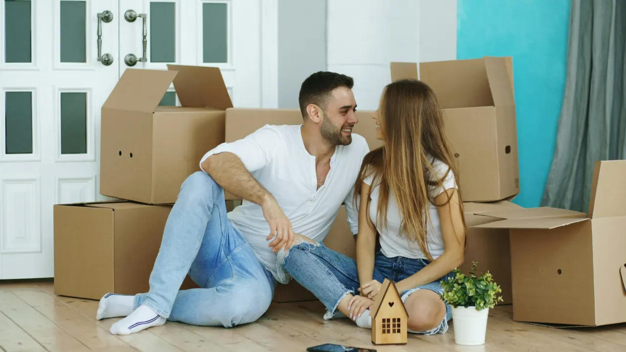 Gia đình trẻ chuẩn bị chuyển vào căn hộ mới