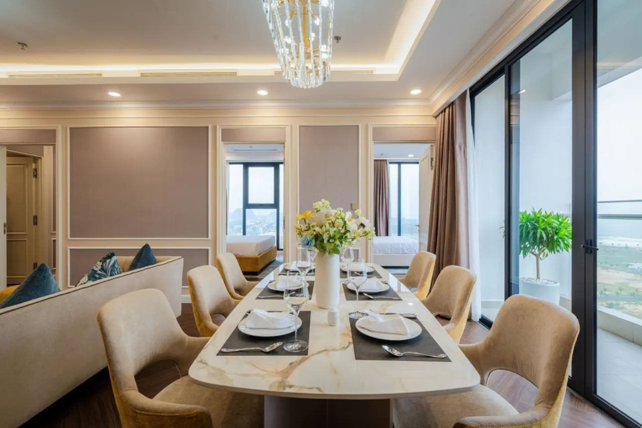 Không gian căn hộ mẫu Newtown Diamond với cửa kính lớn hướng biển