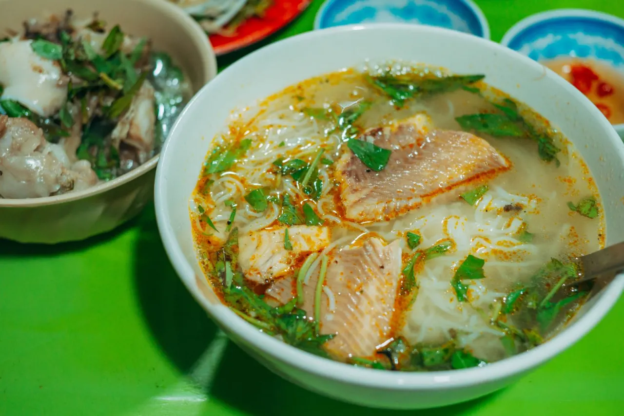 Tô bún chả cá nóng hổi với lát chả cá vàng, rau thơm, nước dùng trong