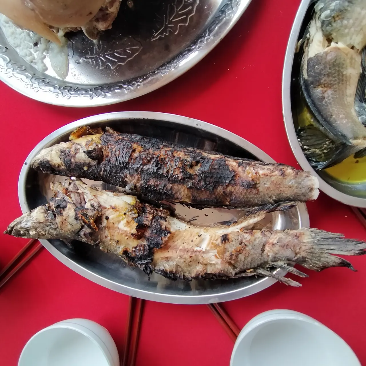 Cá nướng nguyên con trên mâm, món hải sản chế biến đơn giản dễ đánh giá độ tươi