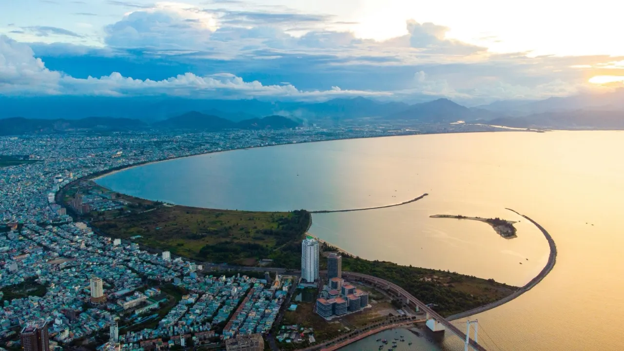 Toàn cảnh Đà Nẵng ban ngày nhìn từ trên cao, biển và núi