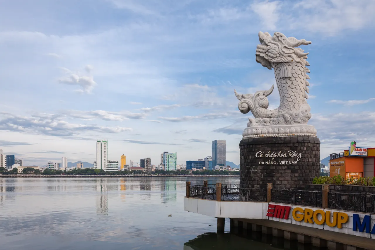 Tượng Cá Chép hóa Rồng bằng đá cẩm thạch bên bờ sông Hàn, Đà Nẵng