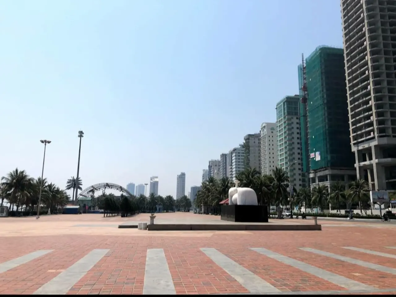 Quảng trường ven biển Công viên Biển Đông Đà Nẵng, hàng cao ốc phía sau