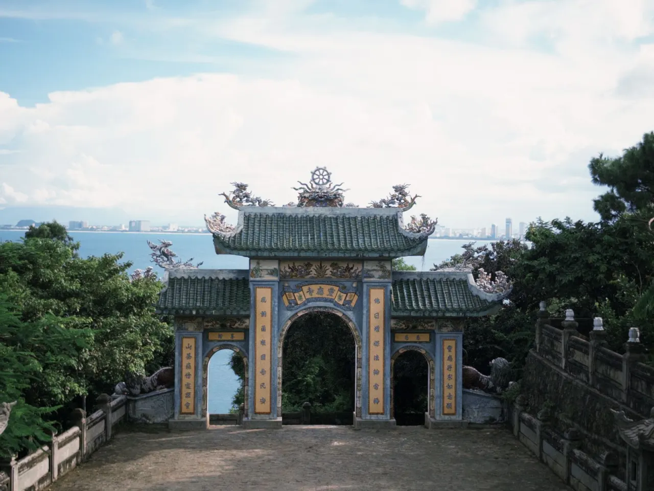 Cổng tam quan chùa Linh Ứng nhìn ra biển, bán đảo Sơn Trà Đà Nẵng trời trong xanh