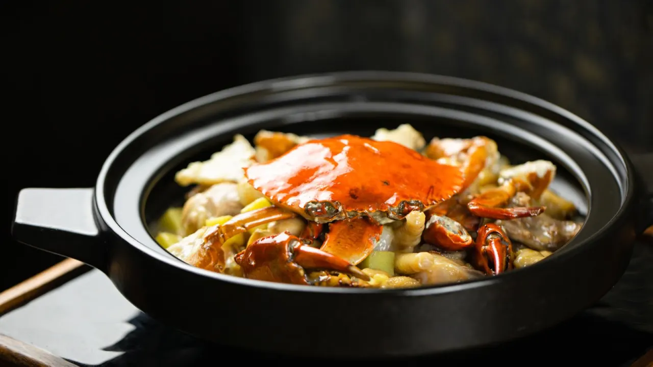 Cua hấp trong nồi đất, món hải sản đậm vị được gọi nhiều ở quán bình dân