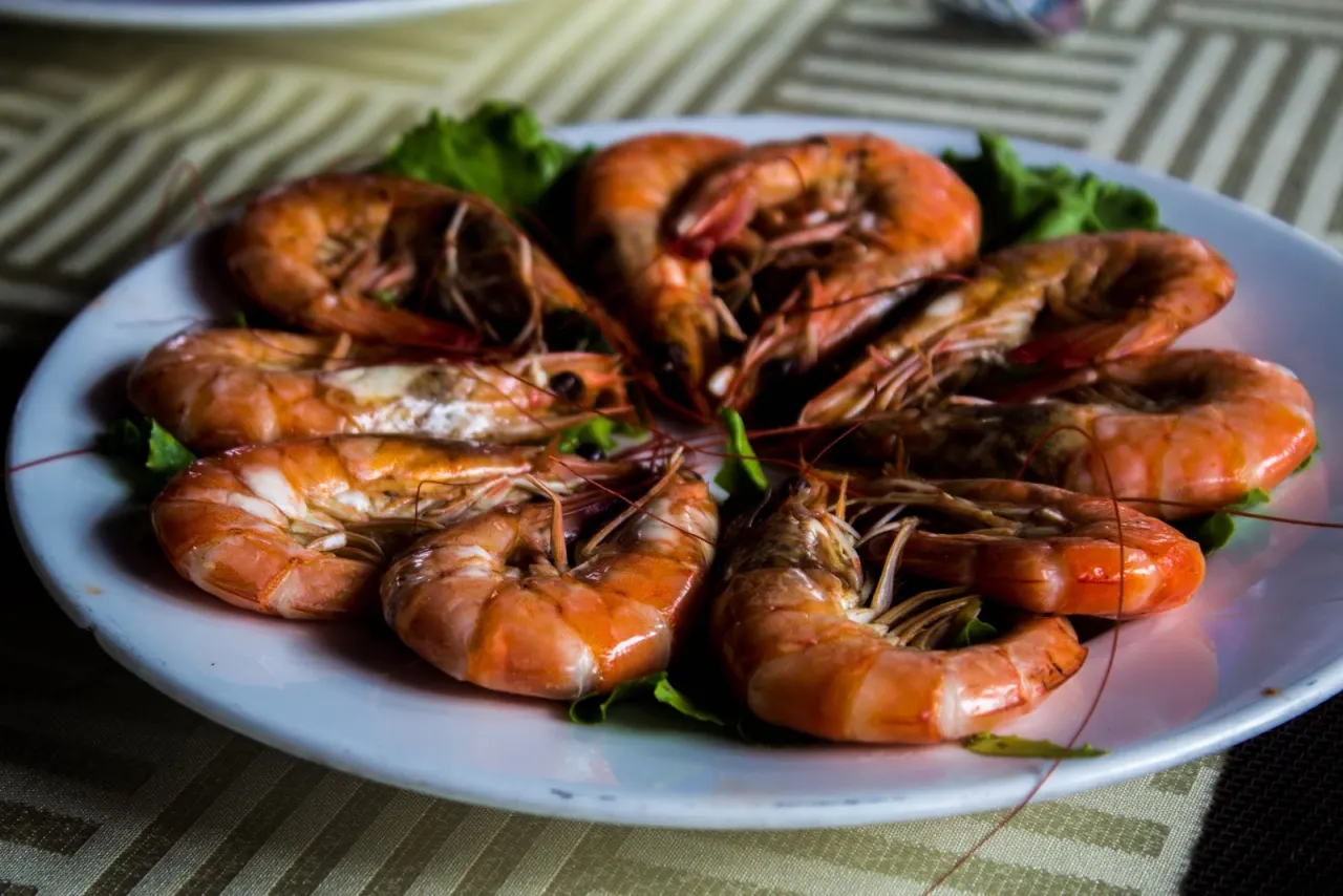 Đĩa tôm nướng xếp tròn, món chung dễ gặp ở cả 3 khu quán hải sản Đà Nẵng