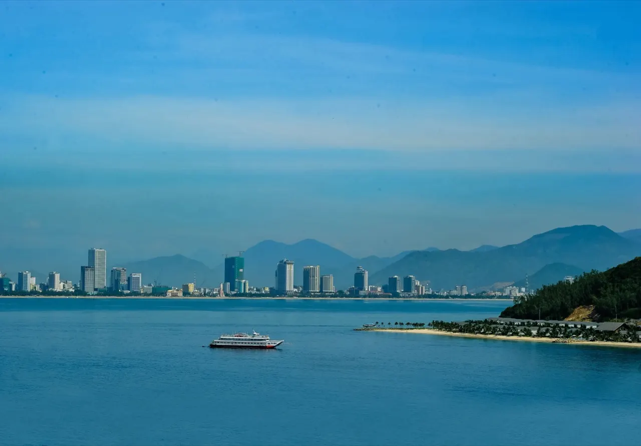 Bãi biển khu vực Mỹ Khê, Đà Nẵng, gần cụm quán hải sản trung tâm