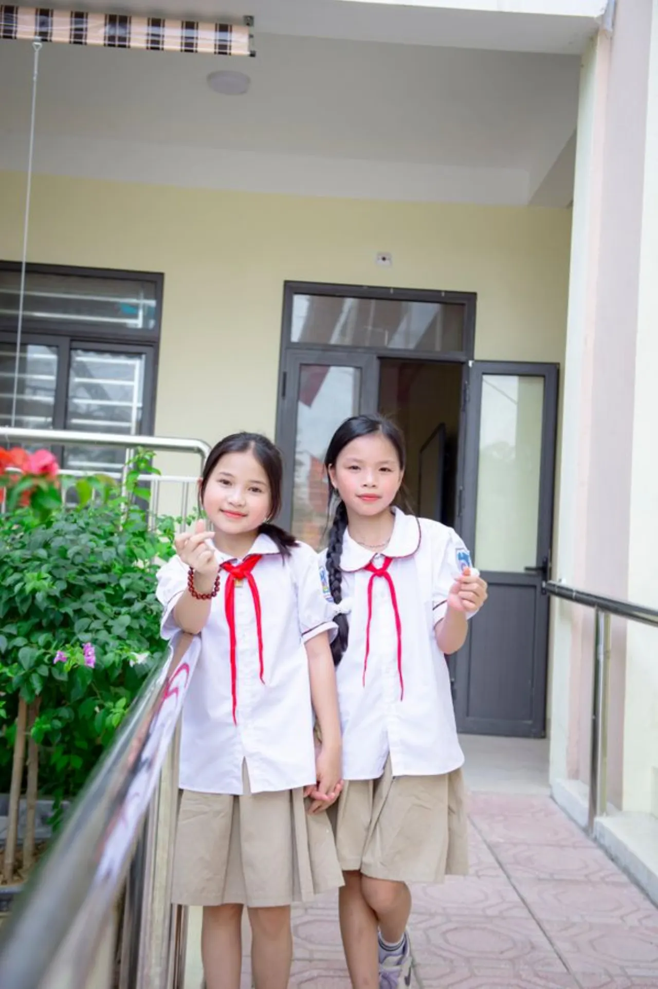 Học sinh tiểu học mặc đồng phục