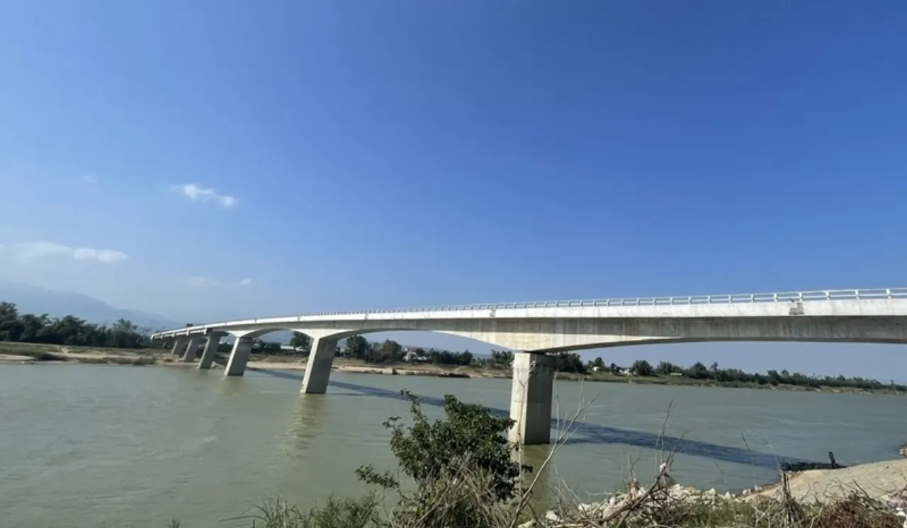 Cầu bê tông bắc qua sông tại Đà Nẵng, hai đầu cầu chưa hoàn thiện đường dẫn