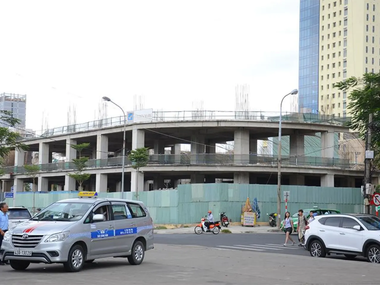 Công trình xây dựng dở dang quây tôn tại Đà Nẵng