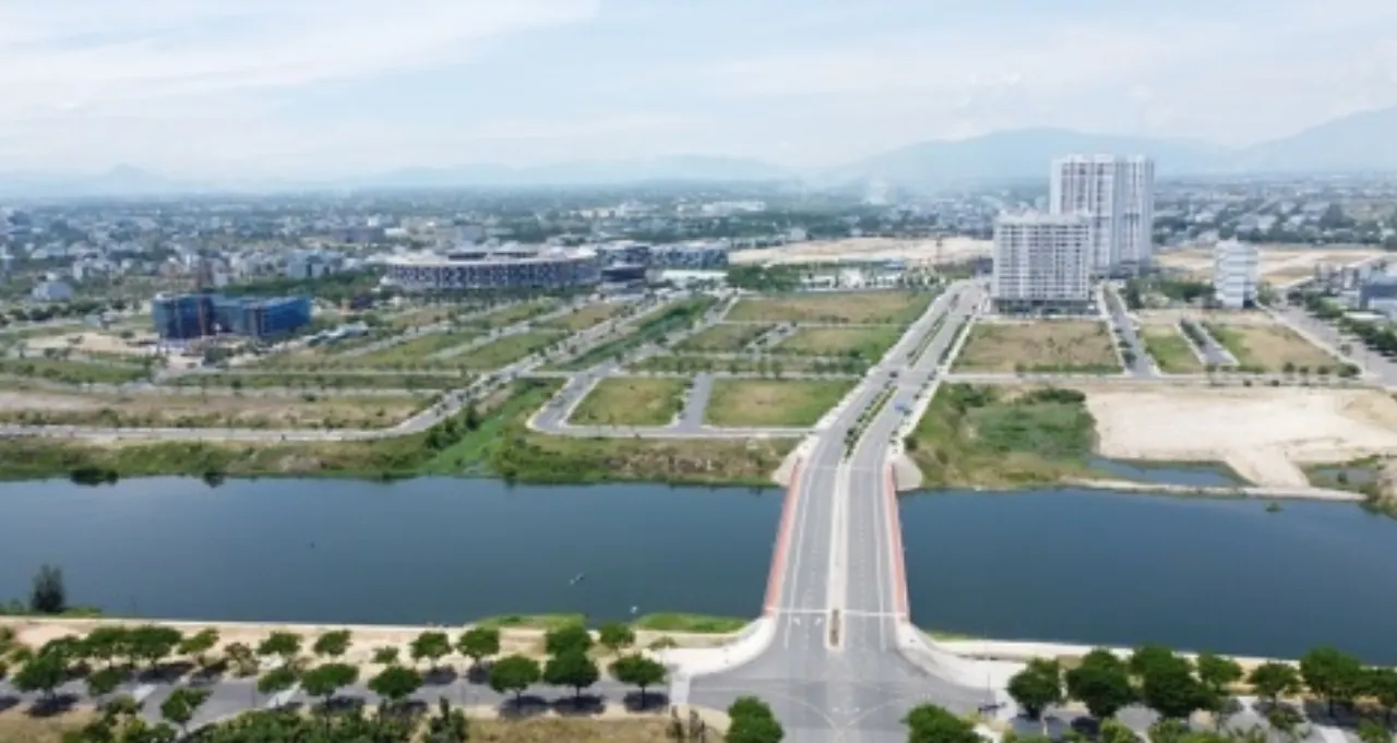 Khu đất trống ven sông tại Hoà Xuân, Đà Nẵng, nơi dự kiến xây dự án nhà ở xã hội