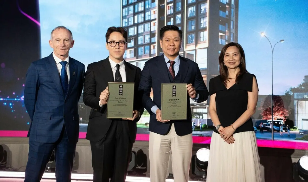 Đại diện VCRE và Nobu Hospitality nhận giải thưởng bất động sản quốc tế