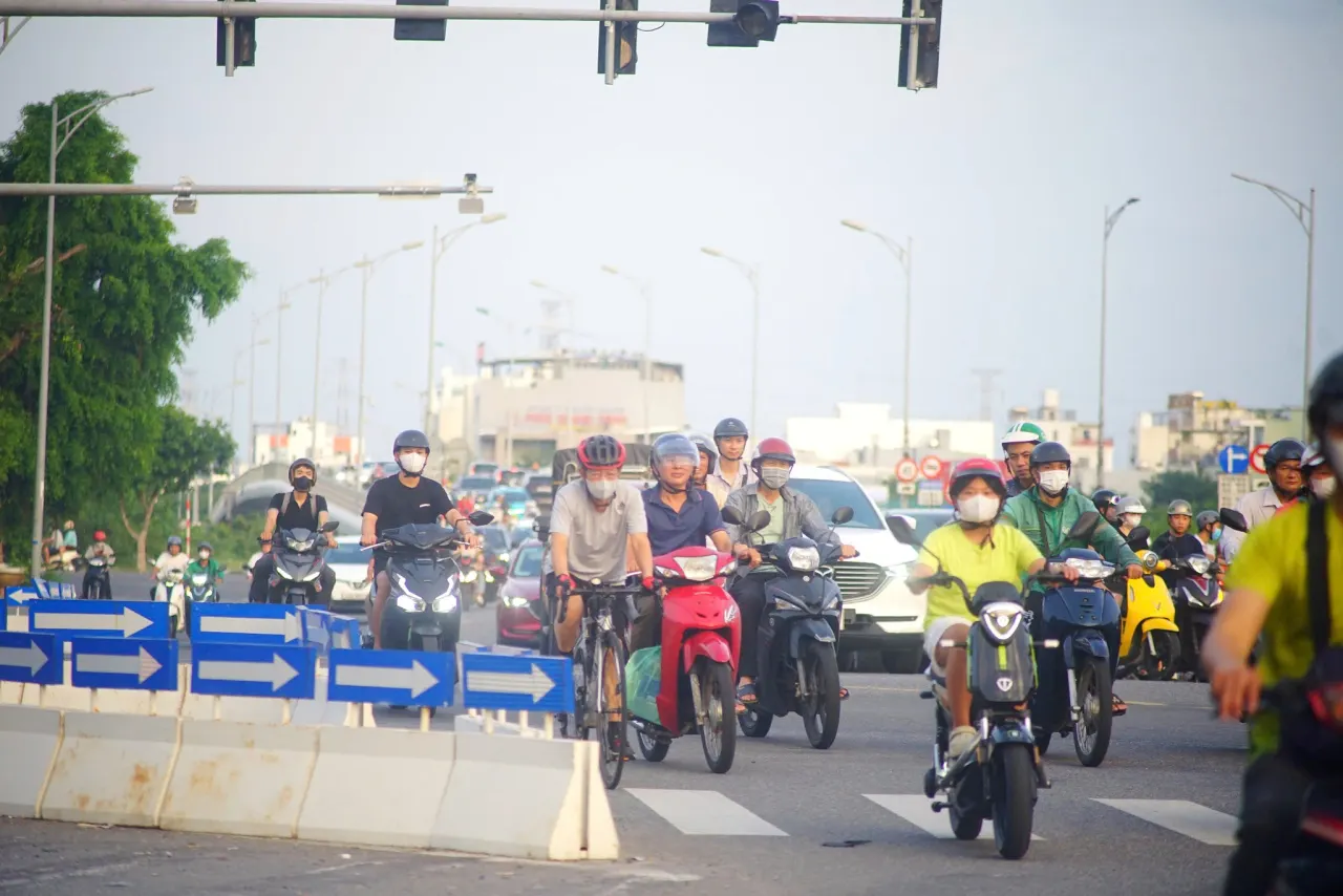 Xe máy, ô tô nối đuôi nhau giờ cao điểm trên một tuyến đường Đà Nẵng