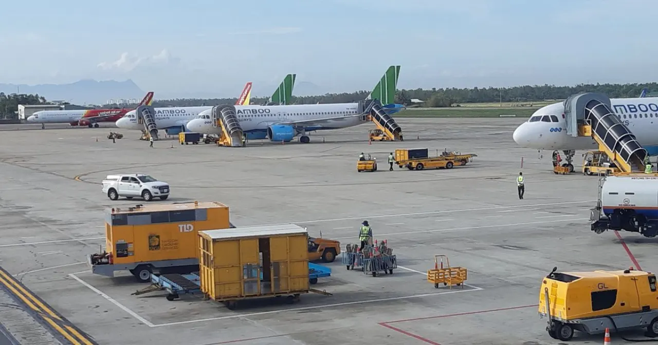 Khu vực sân đỗ và đường lăn tại sân bay Đà Nẵng với nhiều máy bay