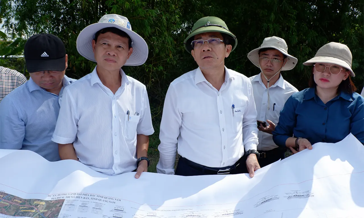 Lãnh đạo kiểm tra thực địa, đối chiếu bản vẽ quy hoạch dự án đường vành đai phía Bắc