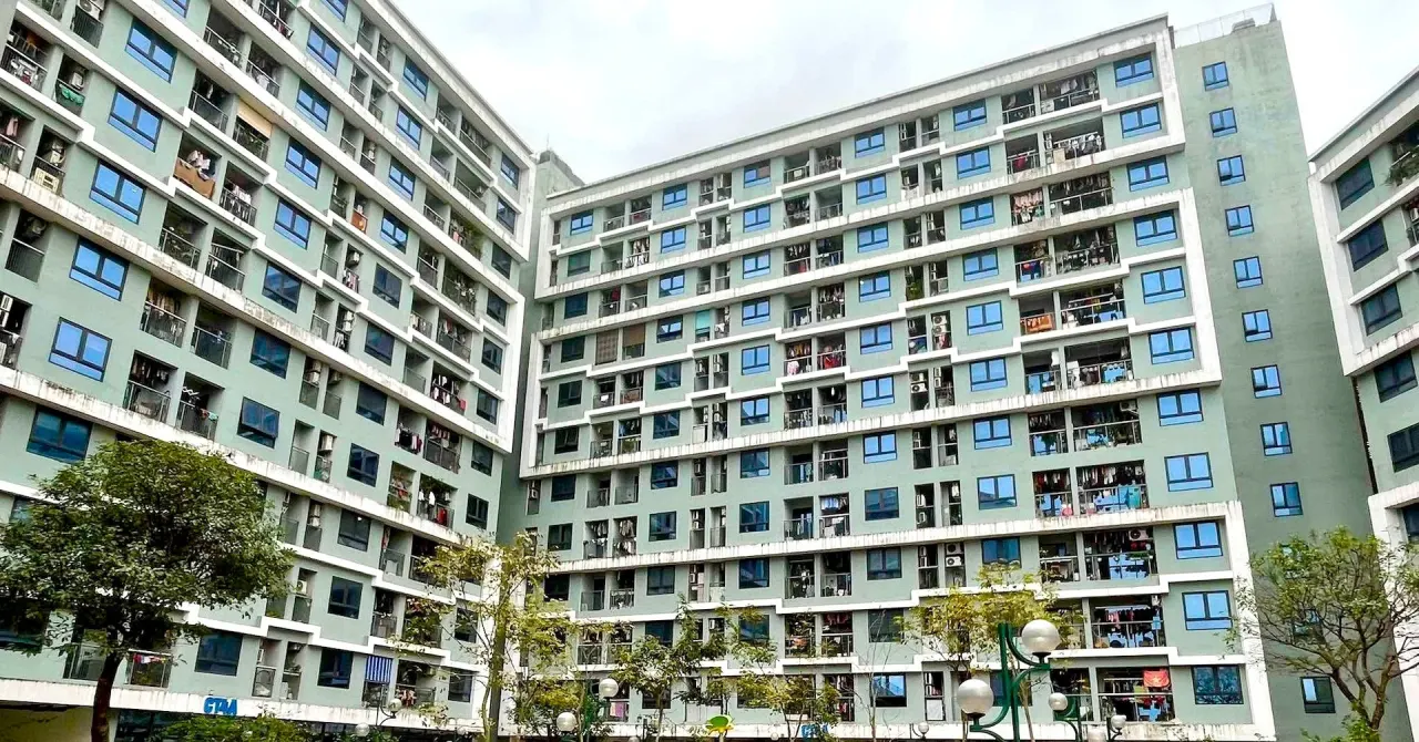 Mặt tiền khu chung cư nhà ở xã hội với ban công có đồ phơi